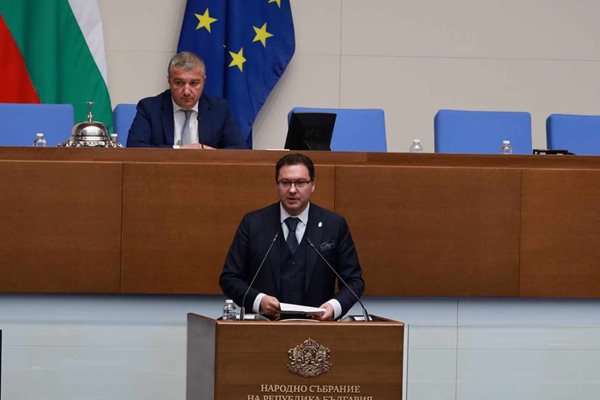 Даниел Митов разпоредил проверка на кампанията, която с икони и балони бори катастрофите