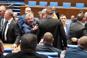 Опит за бой между Манол Пейков и "Възраждане" в парламента