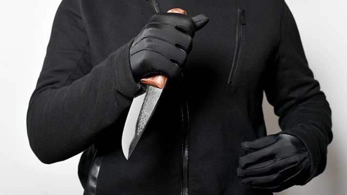 Българка ръга хора в Мюнхен, полицаи я застреляха