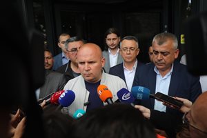 И Доган търси ново начало, ще прави партия с младо лице (Обзор)