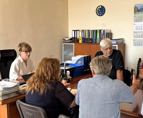 Мариела Цонева разговаря с представители на инициативния комитет от Ресен, кметицата на селото Радослава Иванова, главният инженер на Общината Динко Кечев и експертът по ВиК-мрежи в община Велико Търново инж. Росен Трифонов.