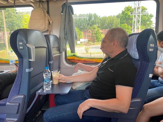 Министърът на транспорта Гроздан Караджов пътува от Мездра до София с влак, за да тества и северен участък от жп мрежата в подготовка на експреси до морето.