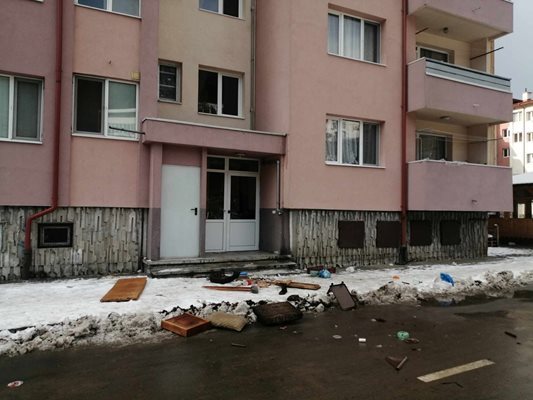 Убийството е извършено на четвъртия етаж в блок на ул. "Рожен" в Девин.След като убил брат си Стефан е започнал да изхвърля вещи пред блока.
Снимка: Валентин Хаджиев