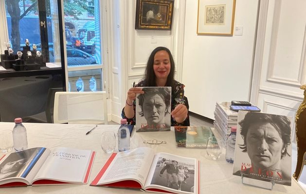 Биографията на Ален Делон “Любови и спомени” (Amours et Memoires), написана от българката (в съавторство с Лилиана Роска), се радва на изключителен интерес.