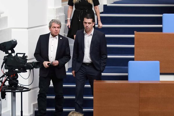 Тошко Йорданов влиза в пленарната зала с колегата си от ИТН Александър Рашев.

СНИМКИ: РУМЯНА ТОНЕВА