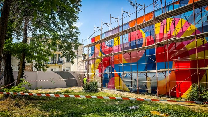 Започна премахването на боята от фасадата на Младежкия дом в Пазарджик