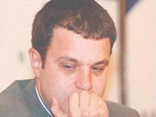 Име: Емил Кошлуков
Родно място: Пазарджик
Семейно положение: Ерген, с едно дете
Хоби: Води свое предаване по “Евроком”
Любимо животно: таралеж