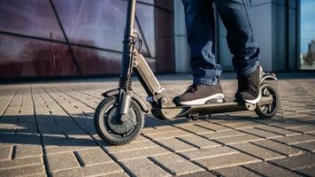 Мъж на тротинетка пострада след сблъсък с товарен автомобил край Казанлък