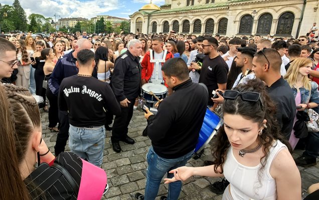 Огромна тълпа се събира около "Св. Александър Невски"