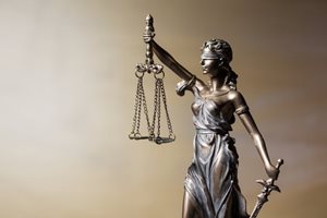 15 месеца затвор за дрогирана шофьорка на нелегално такси