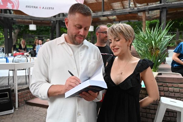 Поли Генова също си взе автограф.