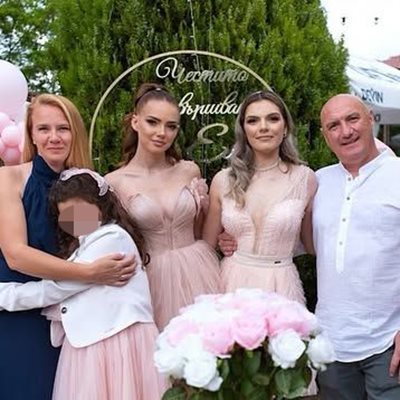 Емо Чолаков с цялото си семейство изпрати абитуриентката в къщата